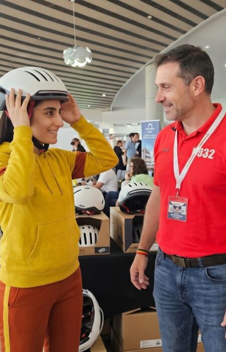 Crash helmet with built in speakers