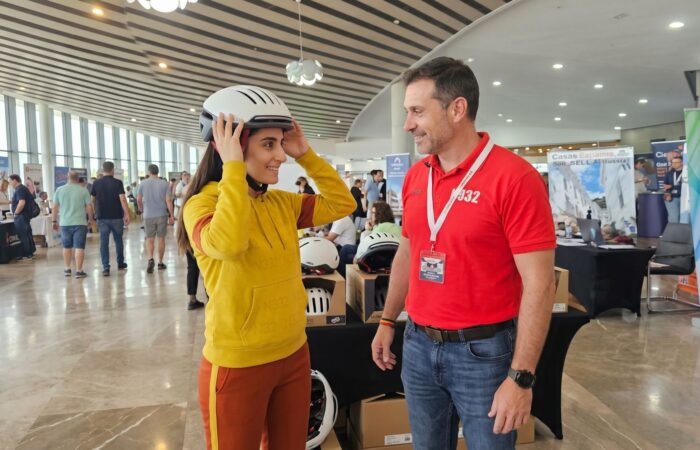 Crash helmet with built in speakers